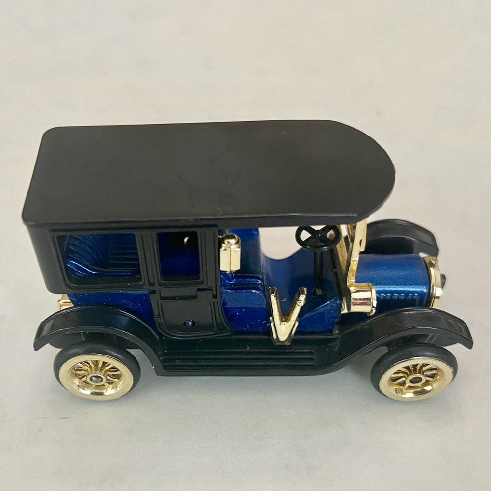 Highspeed blue car